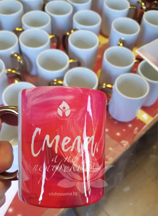 Mugs with a coloured inside